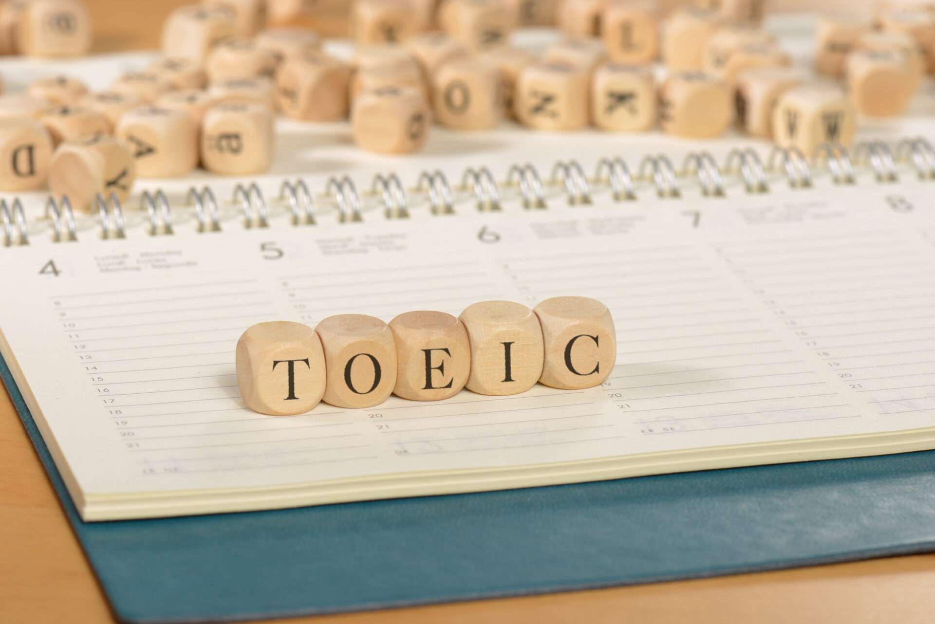 机の上に「toic」と書かれた木のブロック。
