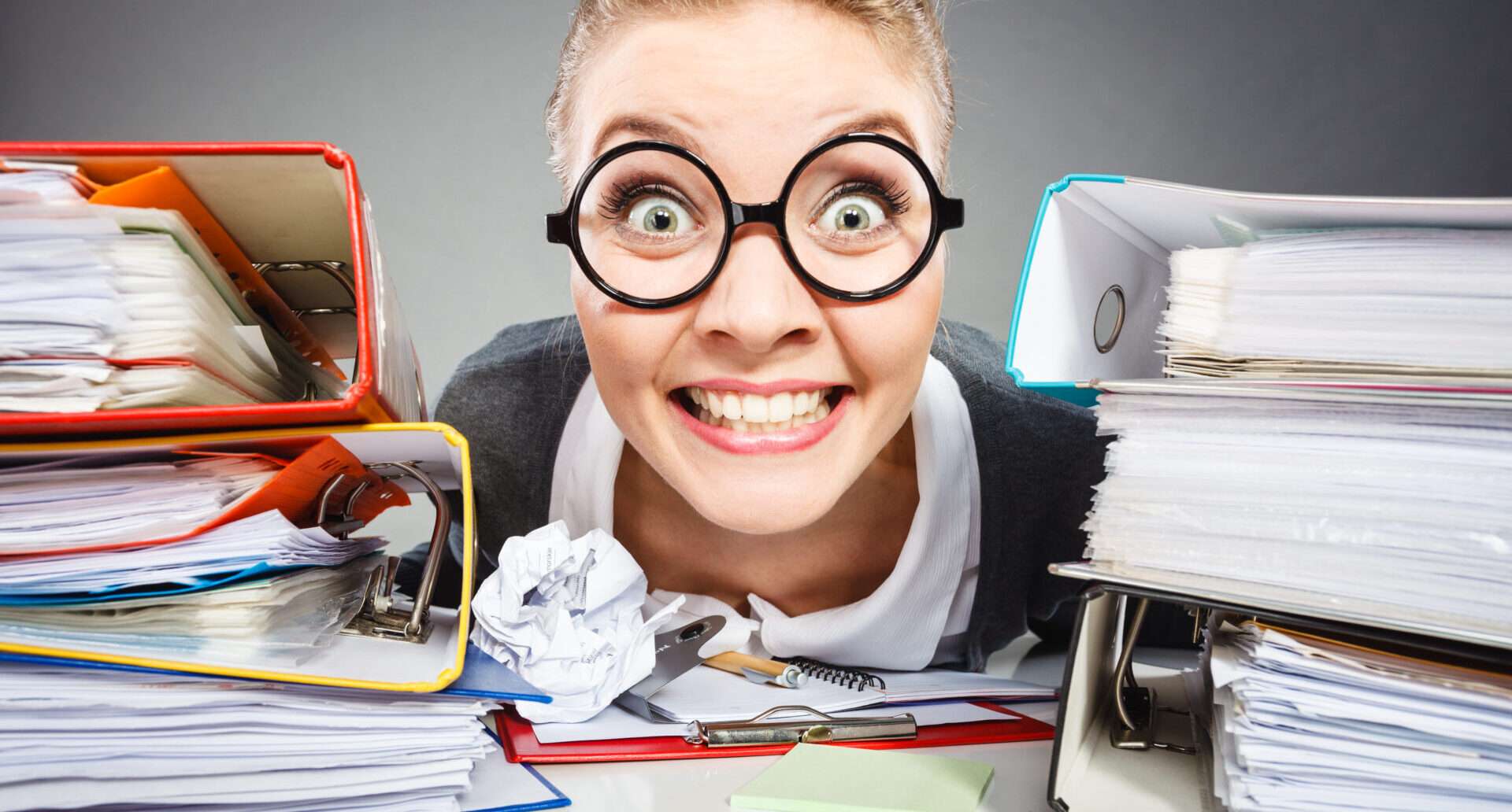 書類の山にいる眼鏡をかけた女性は日本語です。