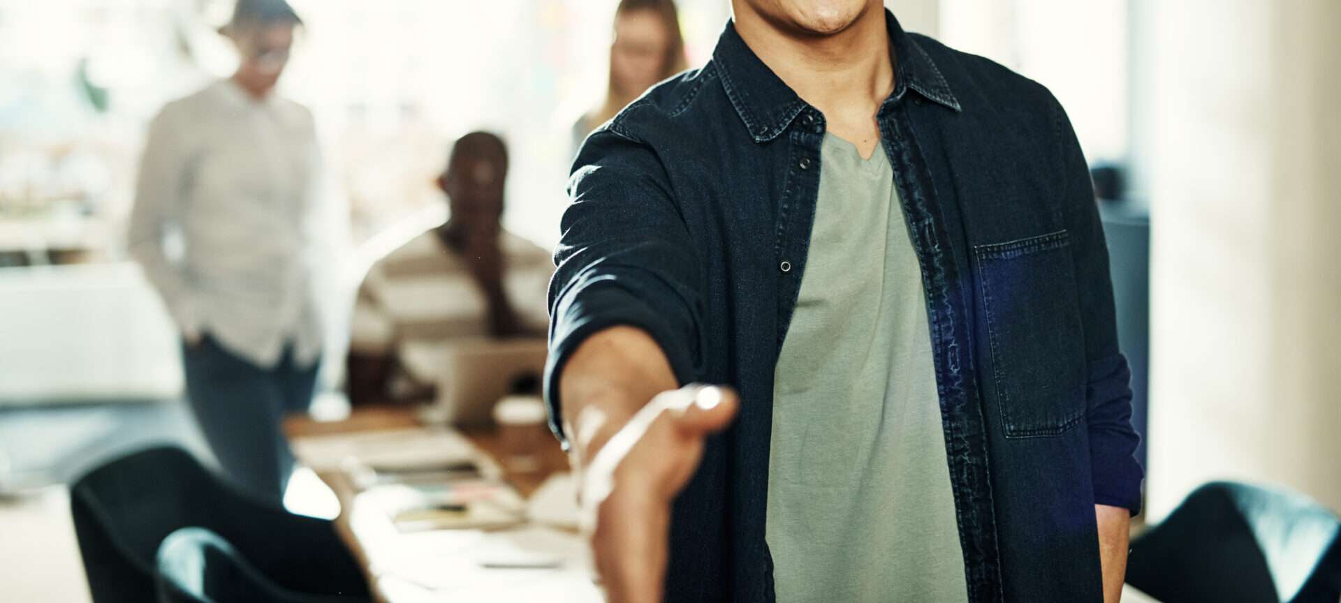 男が人々のグループに向かって身振りで示しています。