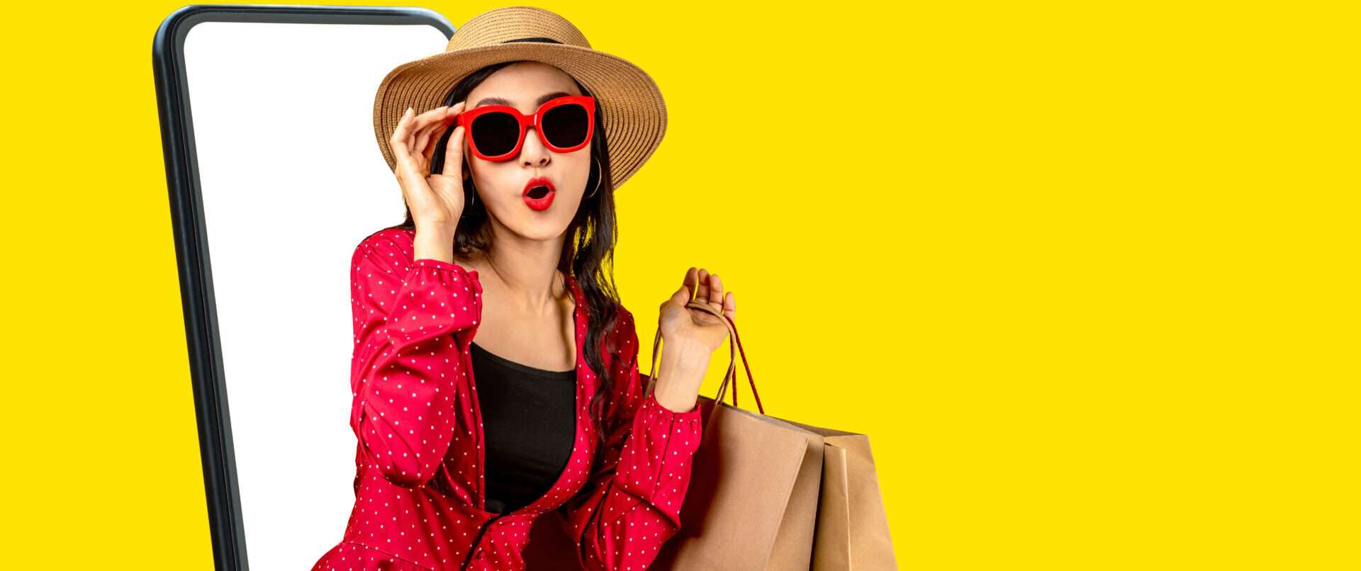 黄色の背景の前で女性が買い物袋を持っています。 (英語)