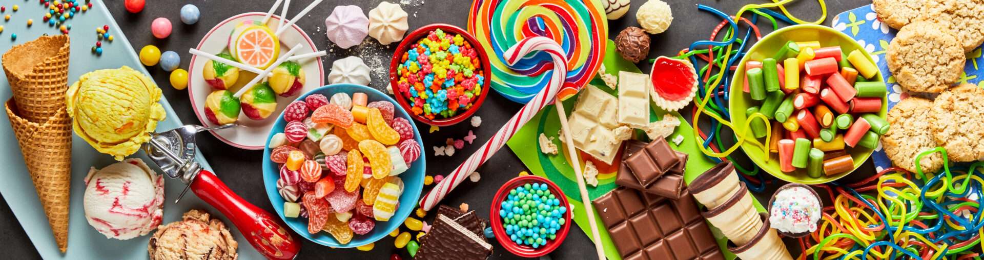 パーティー用のテーブルには、さまざまなお菓子やキャンディーが並べられています。