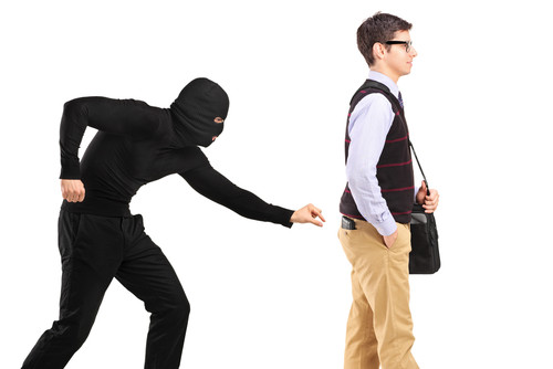 パーカーを着た男性が、日本語についての英会話中にブリーフケースを持った男性を押しています。