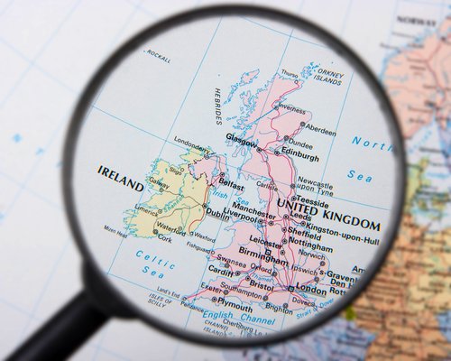 アイルランドの地図の上に虫眼鏡を置き、この国の地理を学び、その風景の美しさを満喫します。