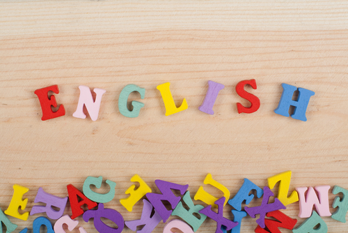 木のテーブルにカラフルな文字で「日本語」が綴られている。