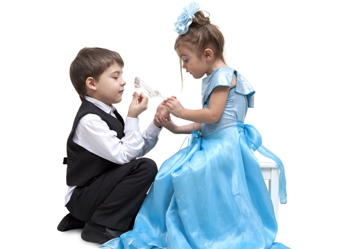 ベンチに座りながら英語で会話する男の子と女の子の2人の子供。