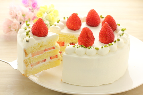英会話や英会話にぴったりな、スライスしたイチゴのケーキです。