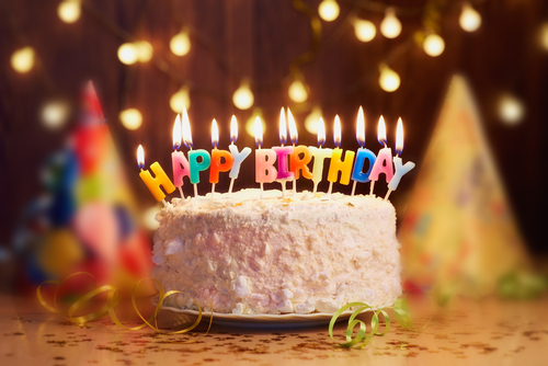 「Happy Birthday」と書かれたバースデーケーキ。
キーワード: 日本語