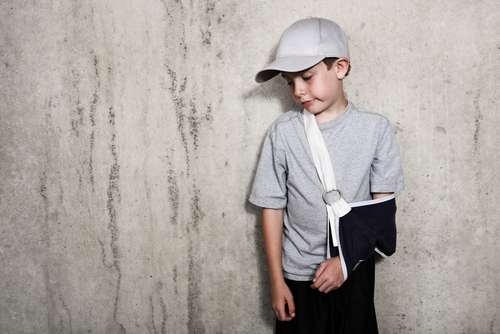 腕を骨折した少年がコンクリートの壁に立って英会話に興じていた。