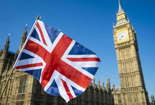ビッグベンの前にはためく英語の旗。
