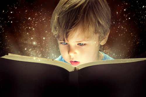 若い男の子が英会話の練習をしながら、星を背景に本を読んでいます。