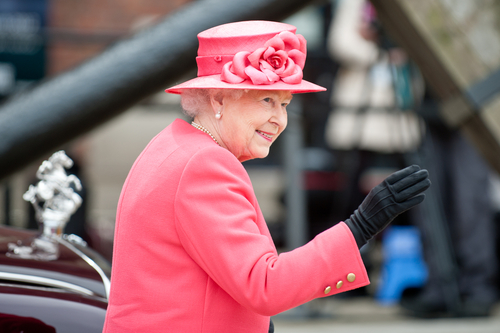 英会話イベント中に観衆に手を振る英国女王エリザベス1世。
