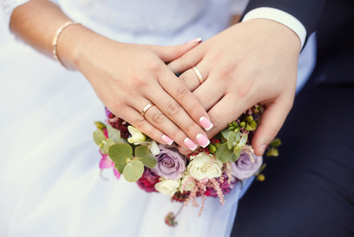 花束を持った新郎新婦の手は、英会話のレッスンや、英語での結婚関連の語彙の練習に最適です。