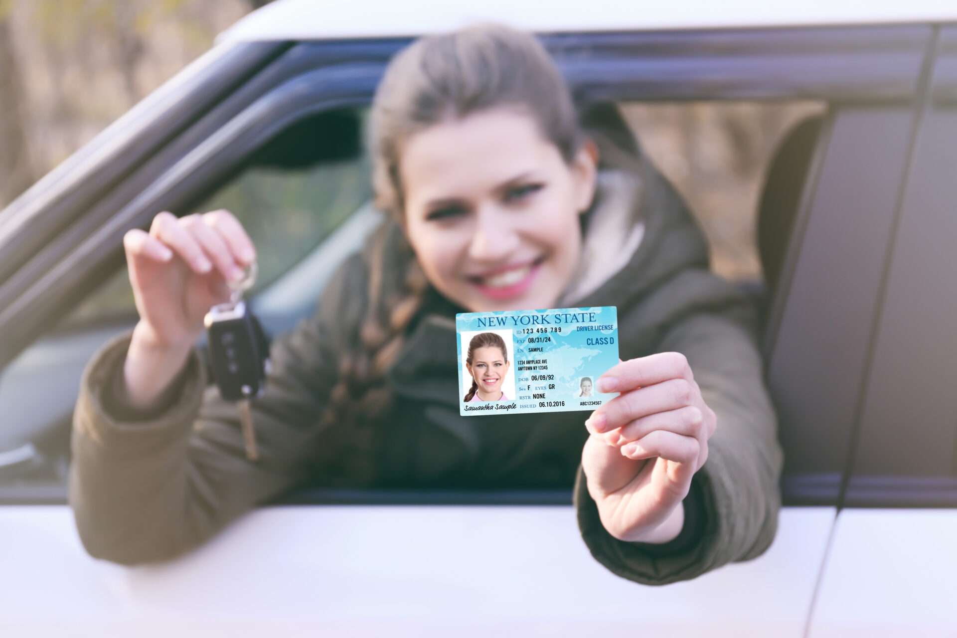 車の中で運転免許証をかざす女性。