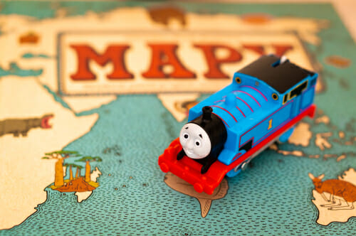 きかんしゃトーマスは、線路を旅しながらエキサイティングな冒険に乗り出す、子供たちに人気のキャラクターです。勢いよく進んでいくと、地図上にマークされたさまざまなランドマークや目的地に遭遇します。子供たち