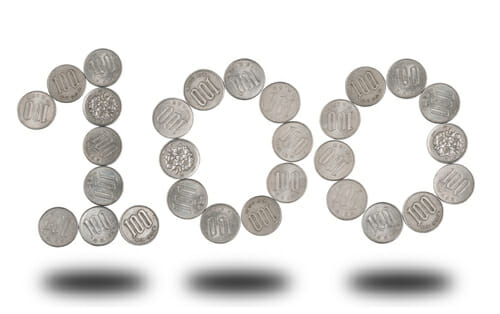 100という数字の形に並べられた銀貨のセットは興味深い展示です。