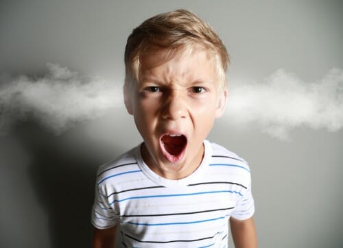 少年が口から煙を出しながら叫んでいる。