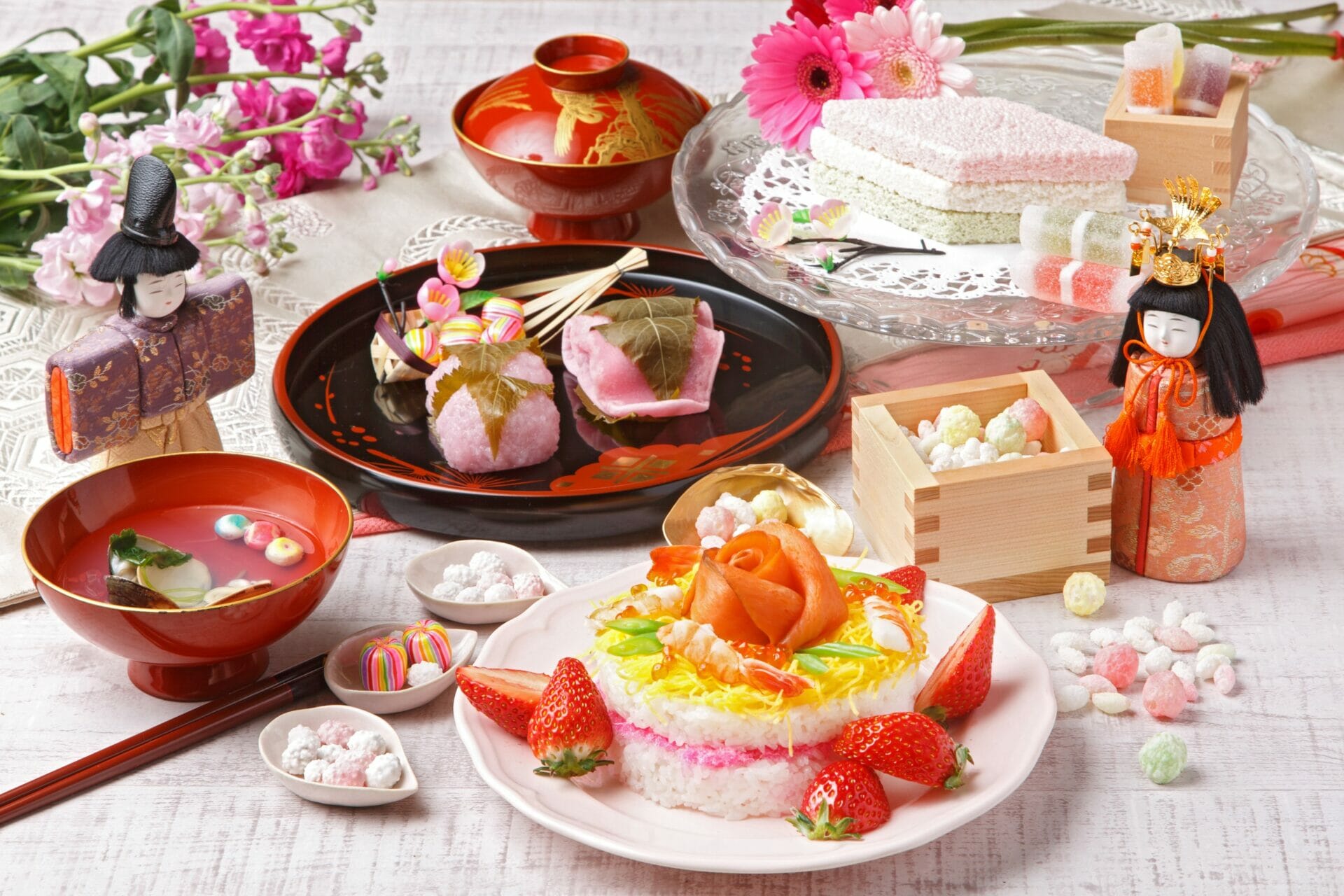 テーブルの上の日本料理と花。