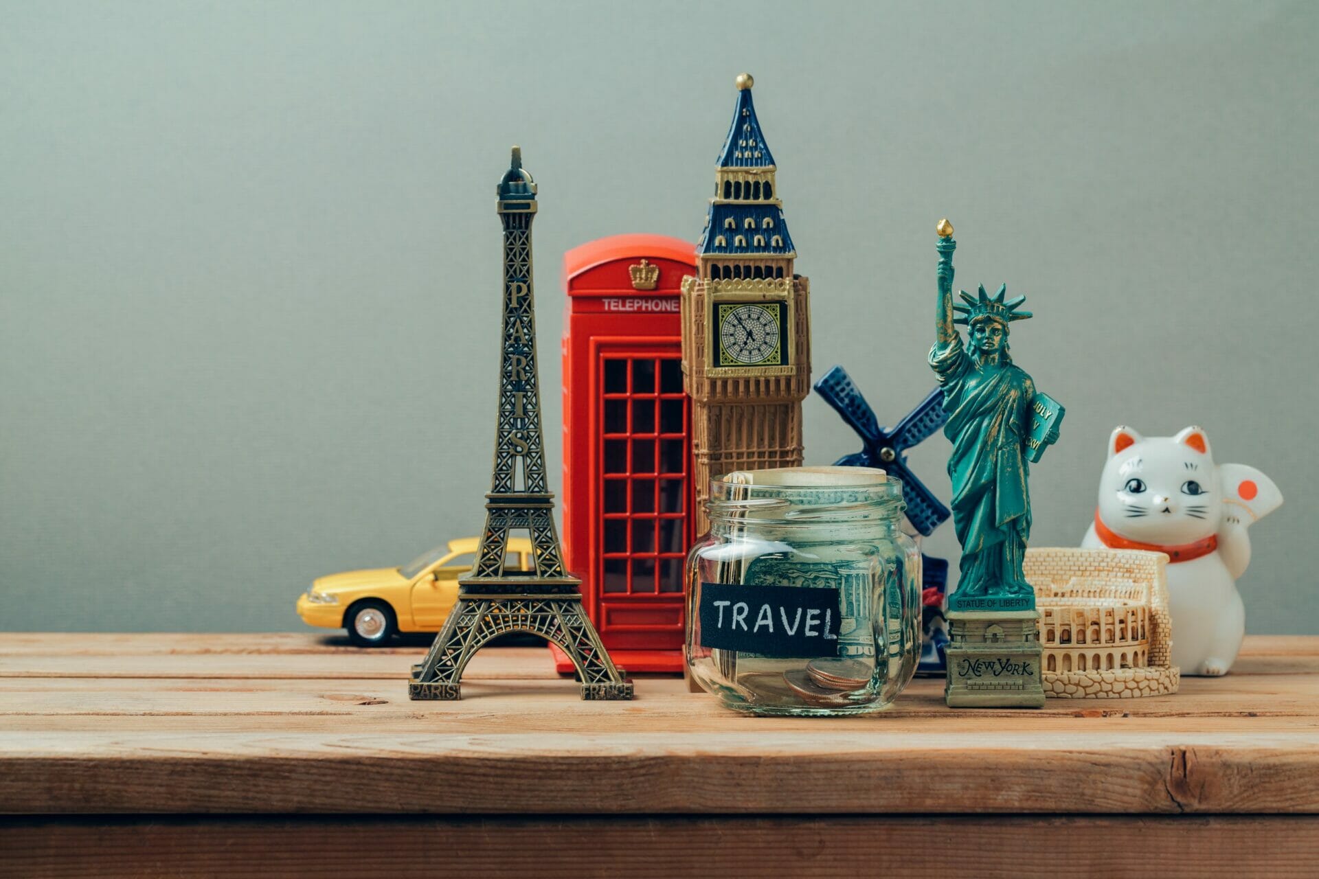 ワインボトルの隣のテーブルに置かれたフィギュアのグループ。 (英語)