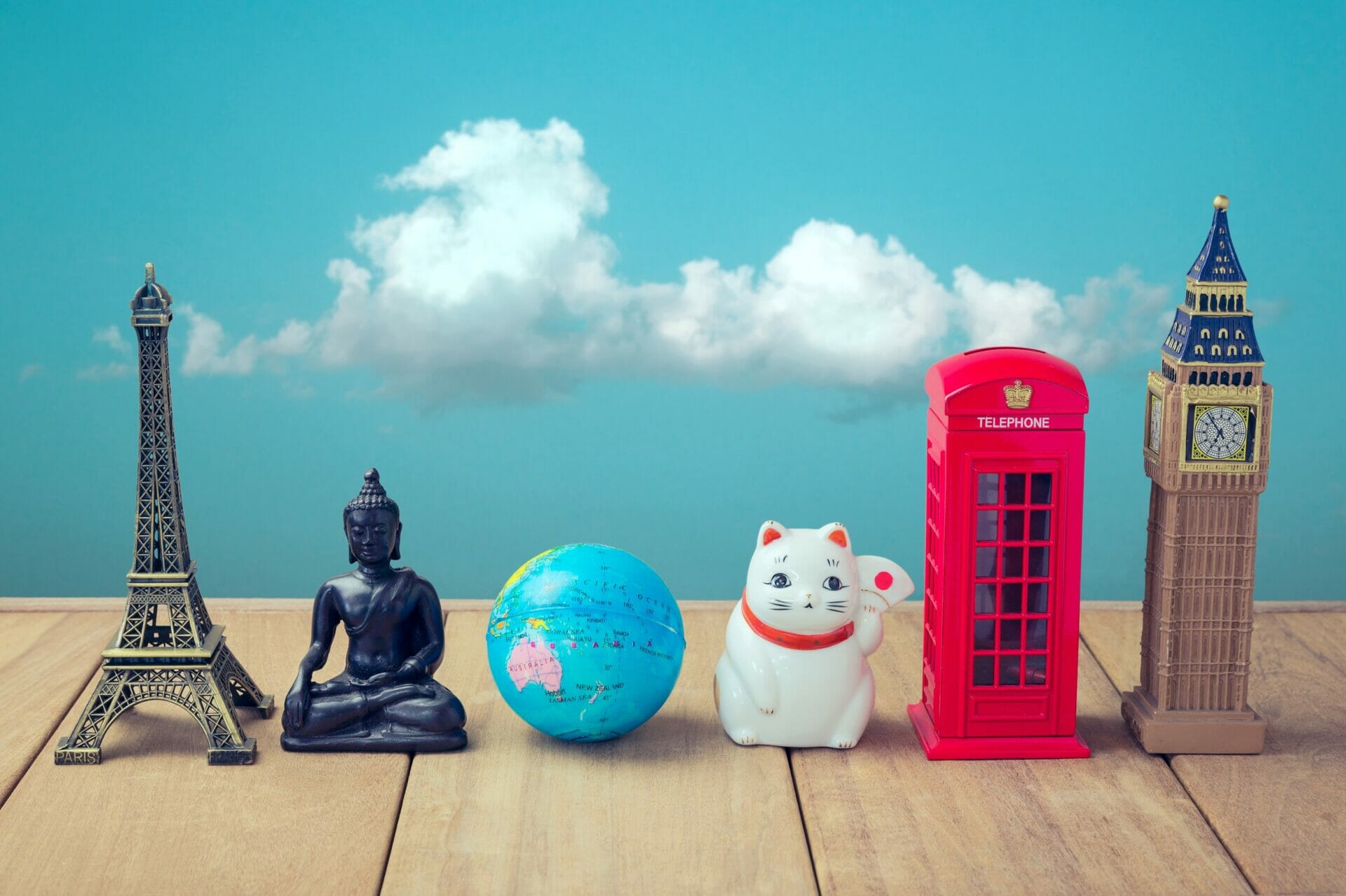 ロンドン、ビッグベン、猫の小さな置物が木製のテーブルに飾られています。