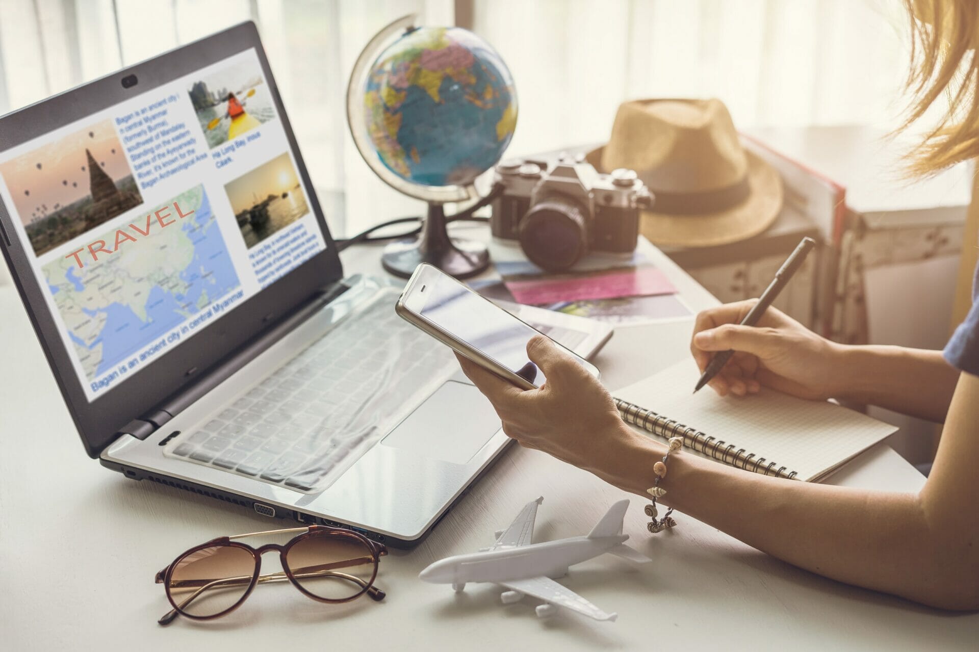 女性は英語の地図を表示したラップトップを使用しています。