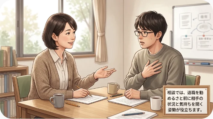 静かなカフェで仕事の悩みを話し、共感しながら聞く東アジア系の成人二人