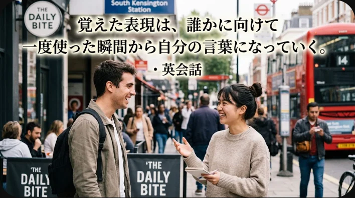 夜の自宅の机でヘッドセットを着けた学習者がノートパソコンに向かってオンラインレッスンで話している様子